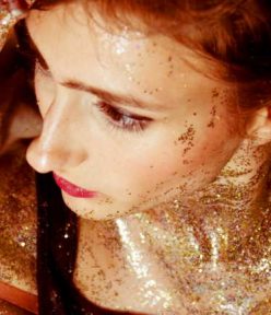 How can you perform a body glitter photoshoot?